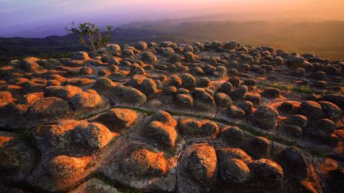 ที่เที่ยวหน้าฝน อุทยานแห่งชาติภูหินร่องกล้า พิษณุโลก กอดอากาศเย็นๆ ที่ ลานหินปุ่ม ผาชูธง ถ่ายรูปสวยๆ สุดสดชื่น